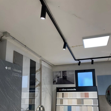 Illuminazione a led su binario per negozi, showroom e uffici